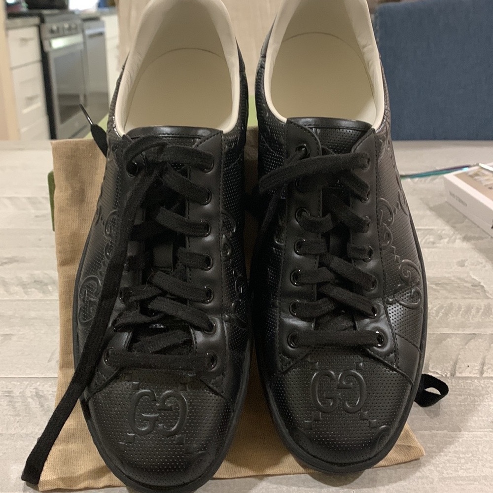 Men’s Gucci Ace GG Embossed sneakers black  like new size 8 gorgeous